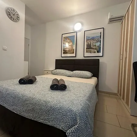 In The Center Of 아파트 *