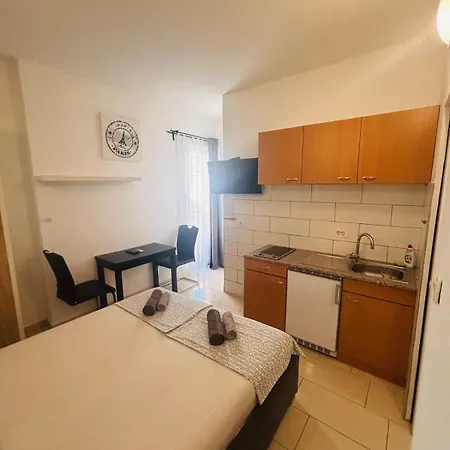 Daire In The Center Of *